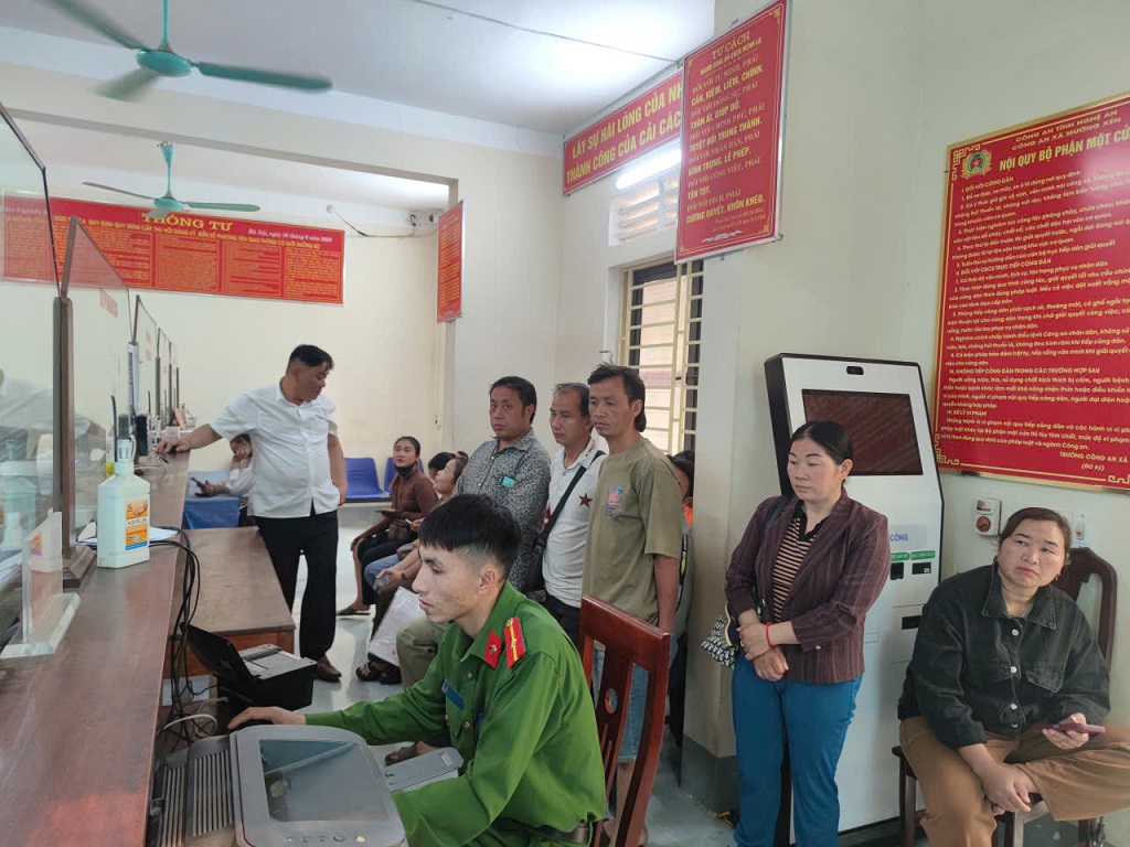 Vào ngày Chủ nhật hàng tuần, Công an xã Mường Xén duy trì đầy đủ hoạt động tại Bộ phận một cửa như ngày làm việc bình thường