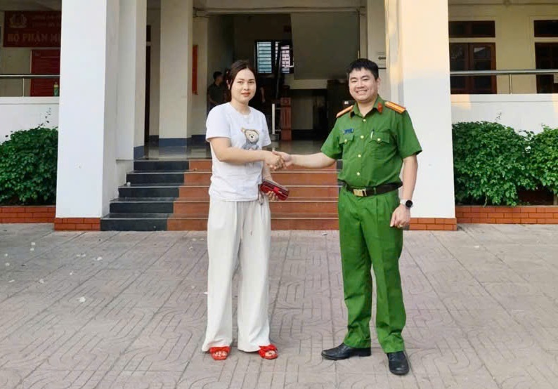 Công an xã Đức Châu trao trả tài sản cho chị Trần Thị Ngà