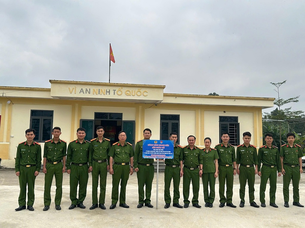 Đoàn Thanh niên cơ sở Trại giam số 6, Bộ Công an bàn giao công trình “Sân chào cờ” tặng Chi đoàn Công an xã