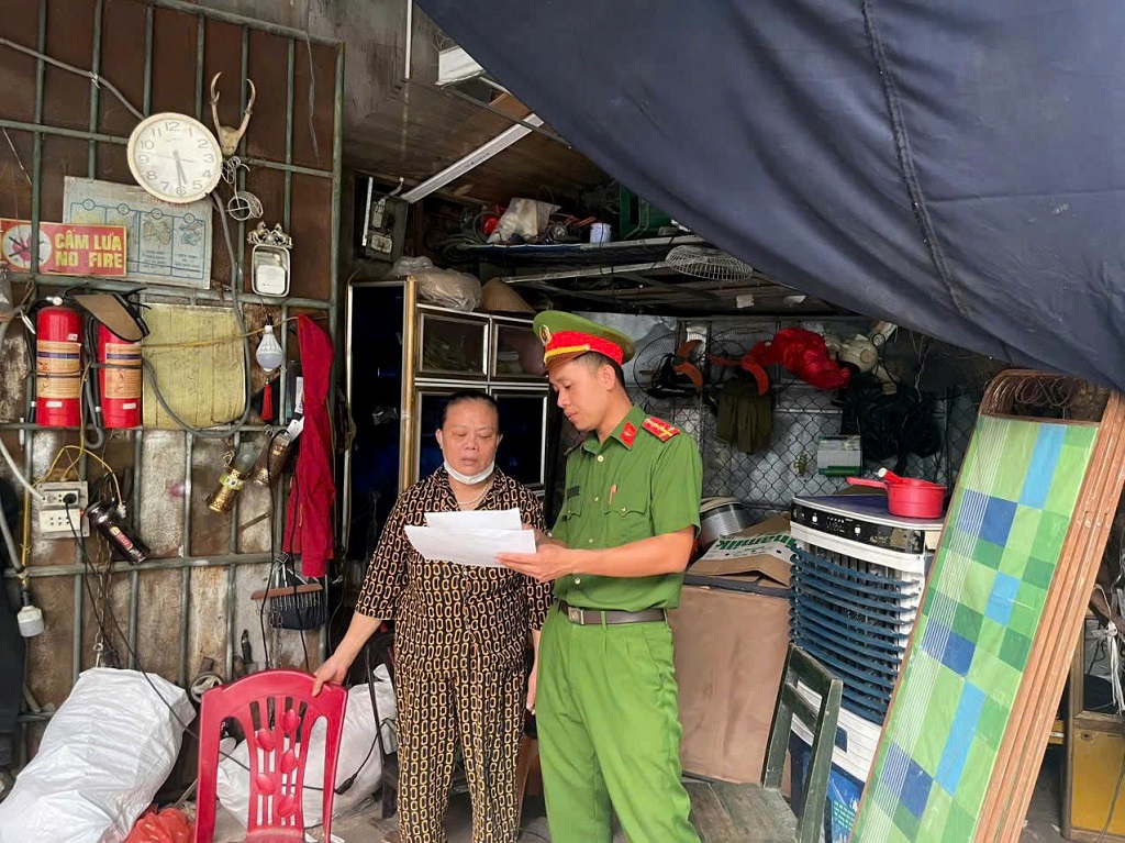 Lực lượng Cảnh sát PCCC và CNCH len lỏi từng ngõ nhỏ, tuyên truyền, hướng dẫn người dân về PCCC