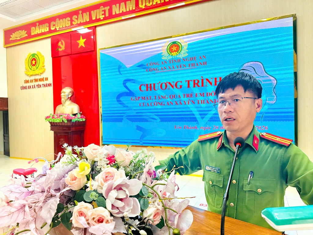 Đại diện Công an xã phát biểu tại chương trình