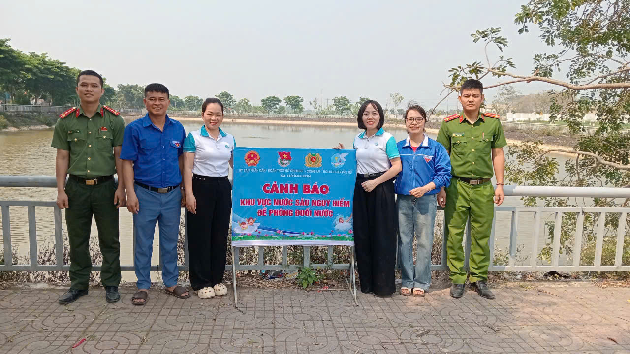 Công an xã phối hợp cắm biển cảnh báo tại khu vực có nguy cơ đuối nước cao 