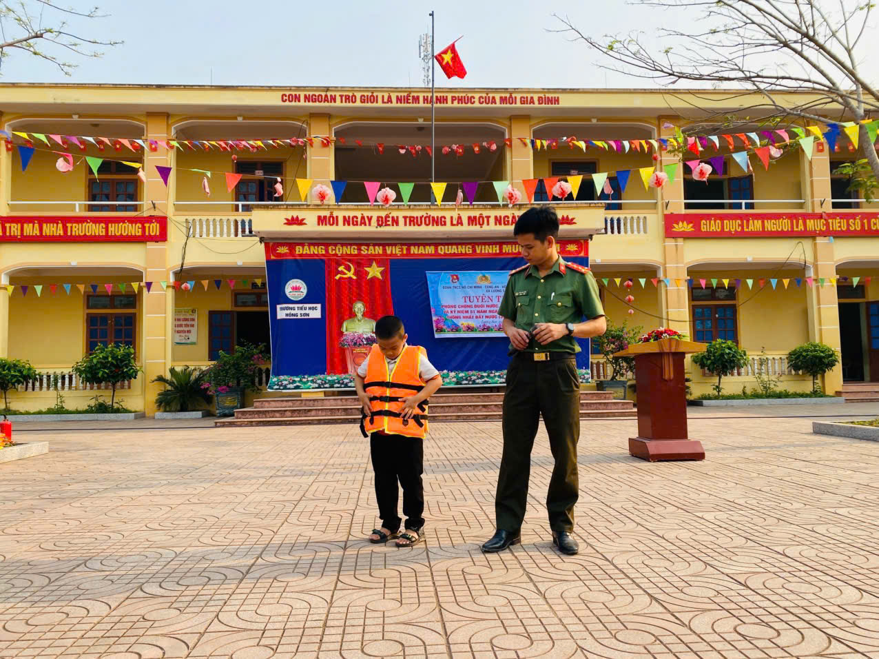 Học sinh được hướng dẫn sử dụng áo phao