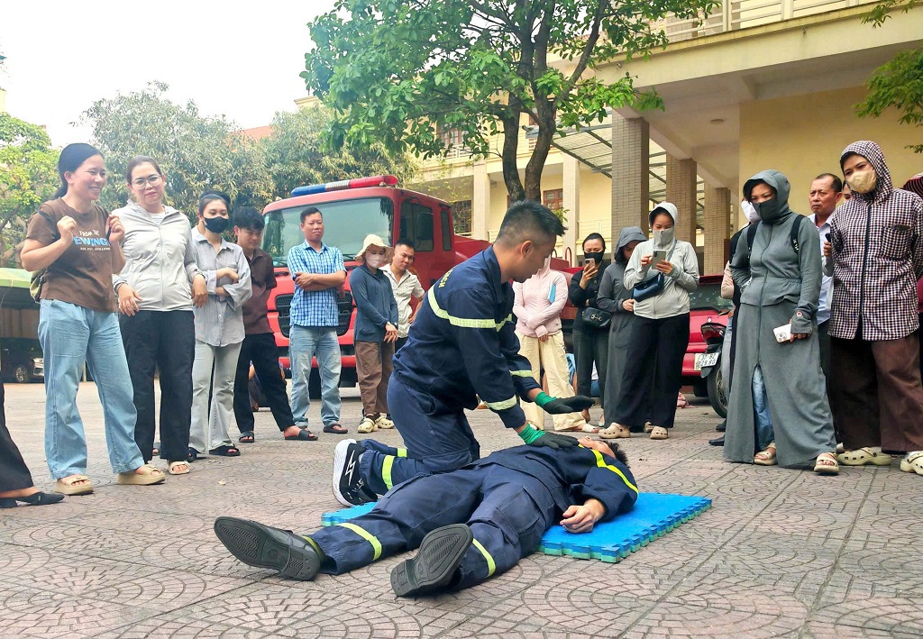 Chương trình tuyên truyền, trải nghiệm, thực hành kĩ năng PCCC và CNCH được tổ chức định kỳ mỗi tháng một lần, địa điểm tại Phòng Cảnh sát PCCC và CNCH