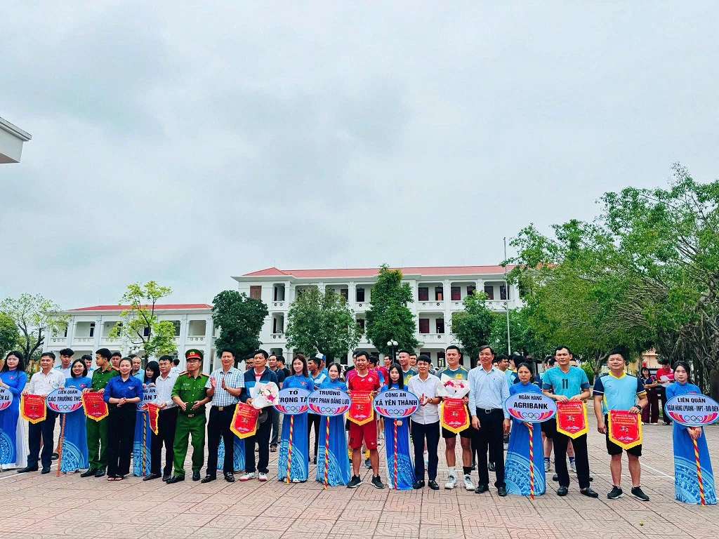 Ban tổ chức tặng cờ lưu niệm và hoa cho vận động viên