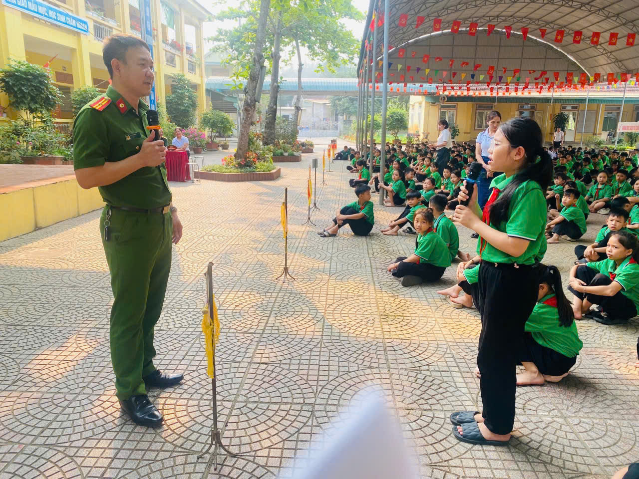 Học sinh hào hứng trả lời câu hỏi