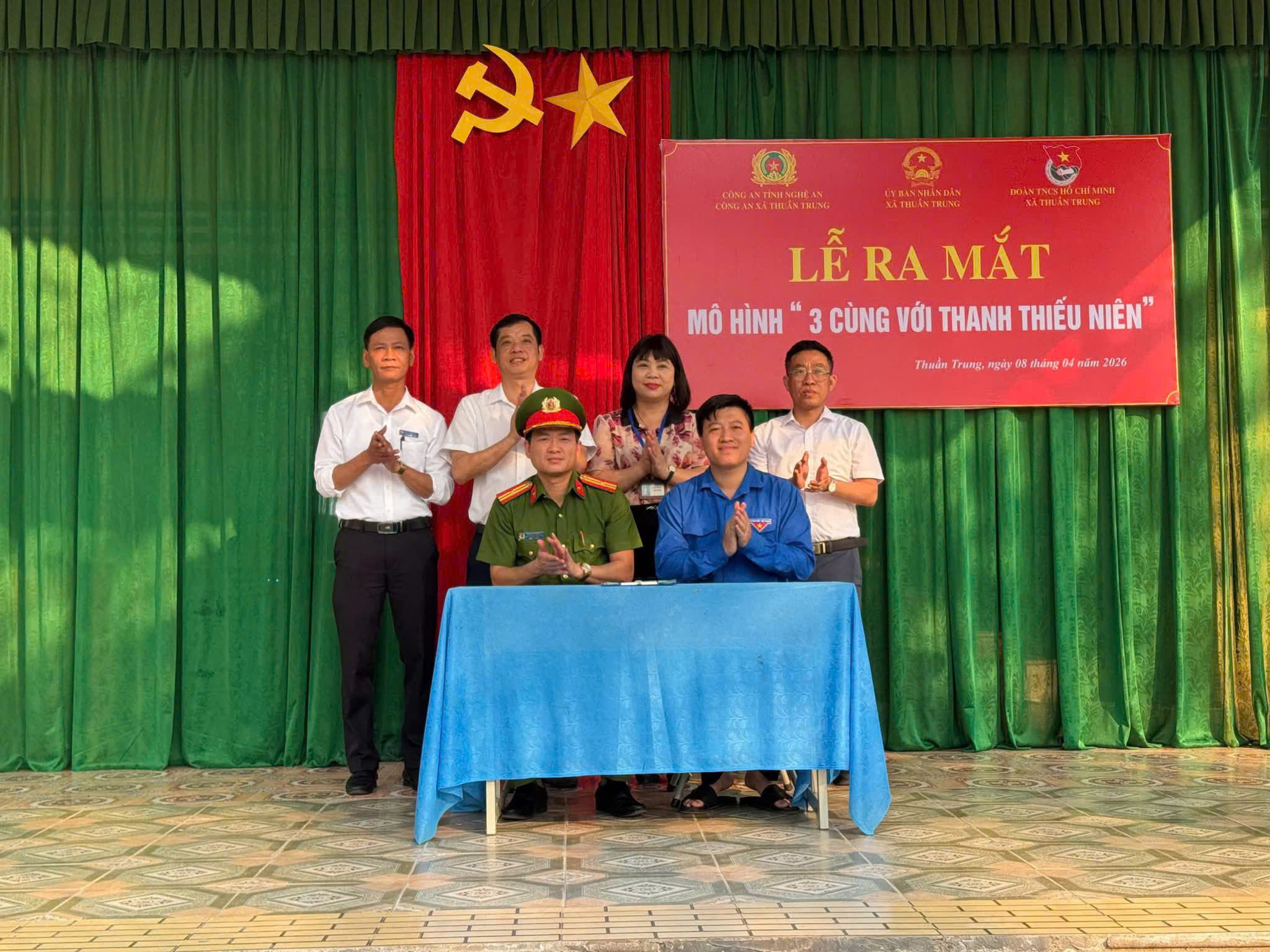 Công an xã và ban, ngành, đoàn thể ký kết thực hiện mô hình