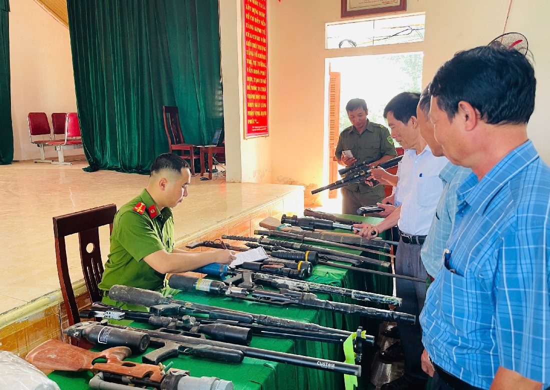 Người dân tự nguyện giao nộp vũ khí, vật liệu nổ và pháo
