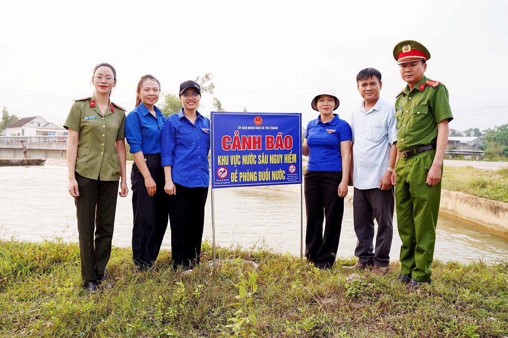 Công an xã phối hợp cắm biển cảnh báo tại khu vực có nguy cơ đuối nước cao