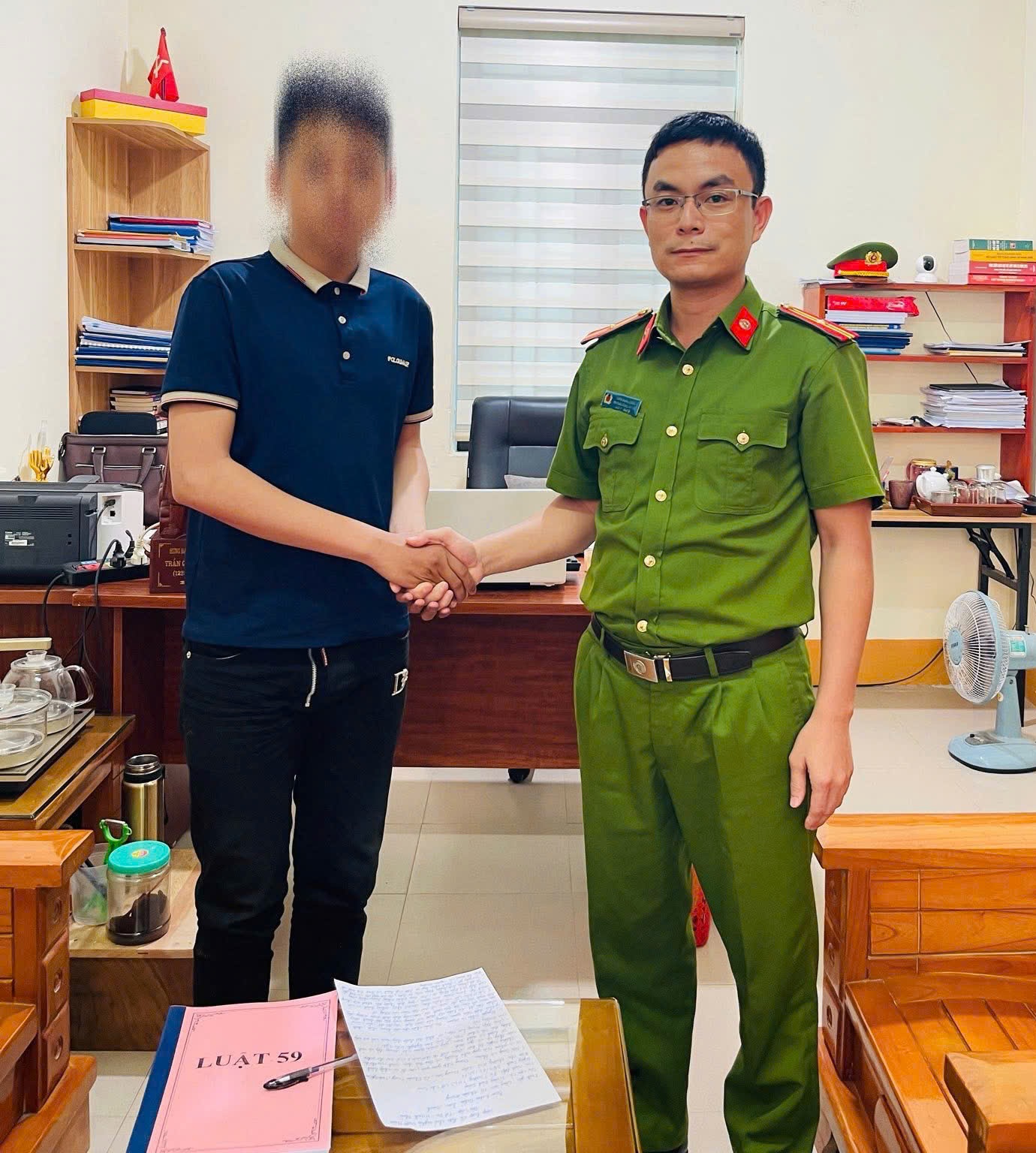 Công an xã động viên em H.Đ.S. rèn luyện đạo đức, tập trung học tập