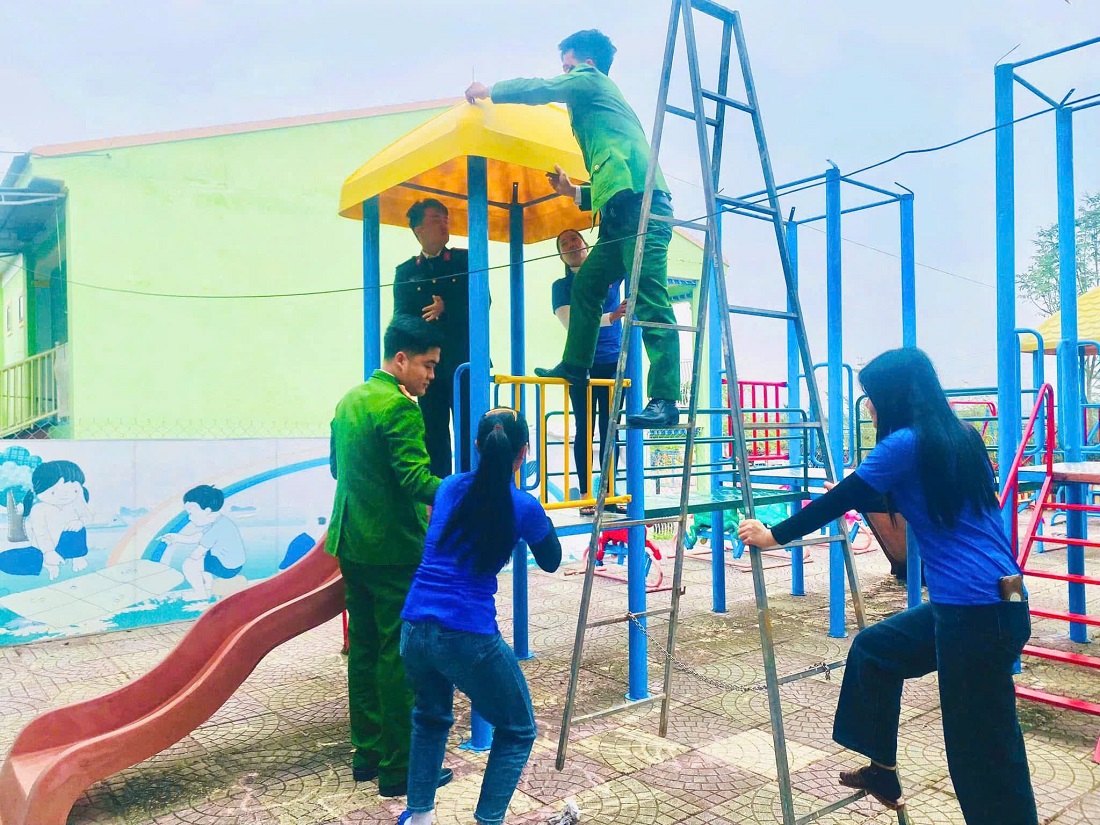 Đoàn viên, thanh niên sửa chữa khu vui chơi ngoài trời