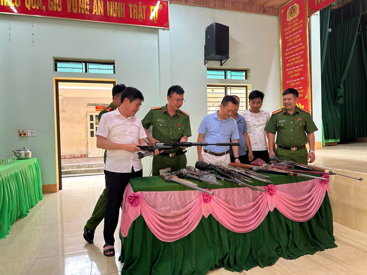 Người dân tự giác giao nộp nhiều vũ khí, công cụ nguy hiểm