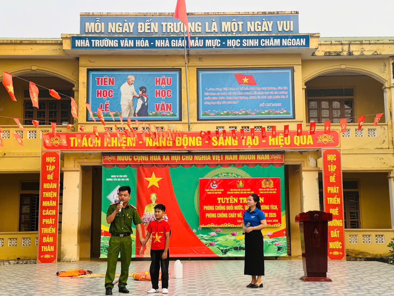 Công an xã hướng dẫn học sinh kỹ năng phòng chống đuối nước