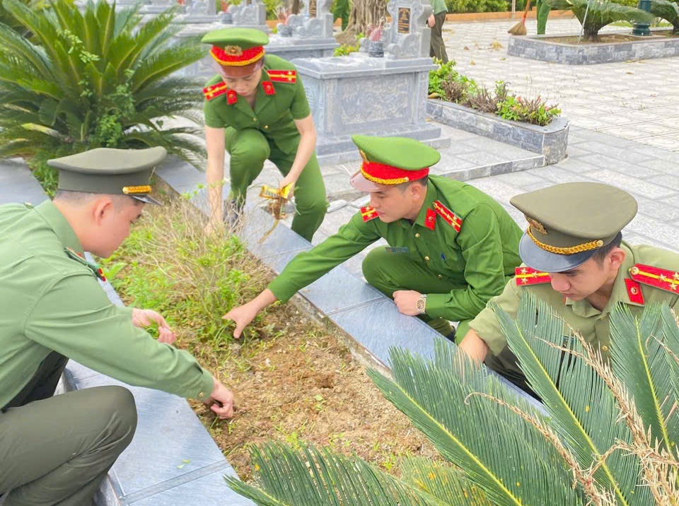 Đoàn viên, thanh niên chăm sóc khuôn viên nghĩa trang