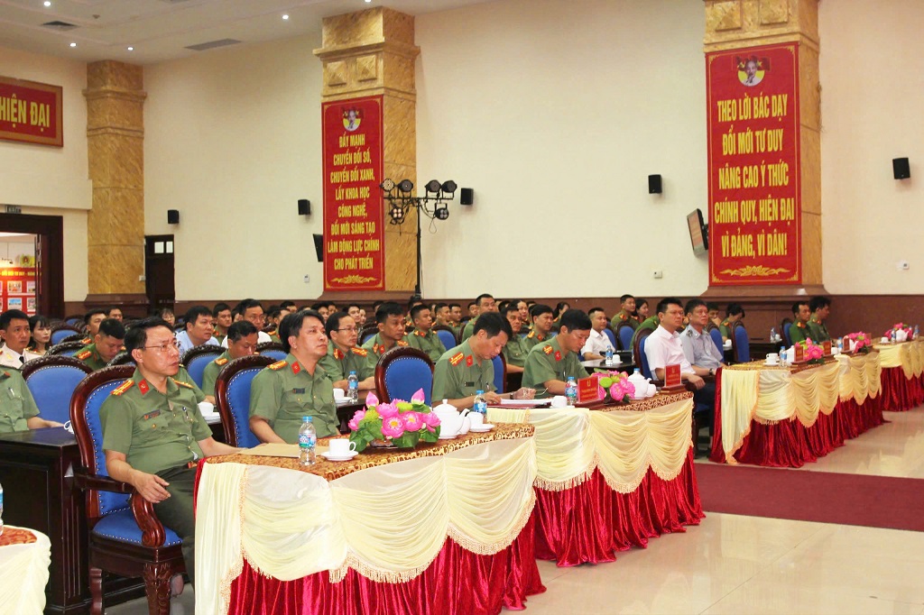 Đại biểu tham dự buổi lễ