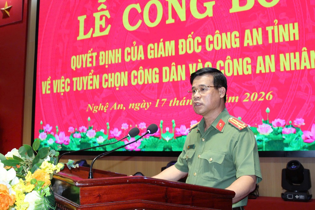 Đại diện Lãnh đạo Phòng Tổ chức cán bộ Công an tỉnh công bố Quyết định