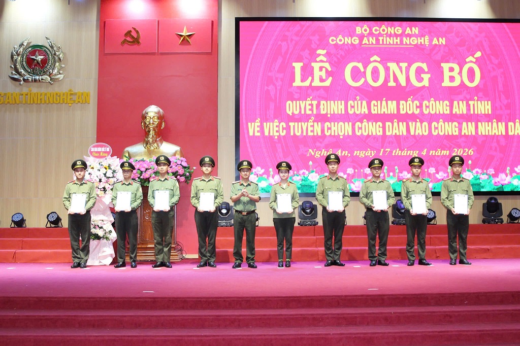 Thừa ủy quyền, đồng chí Đại tá Trần Ngọc Tuấn, Phó Giám đốc Công an tỉnh trao quyết định tuyển chọn nhân viên an ninh hàng không vào Công an nhân dân