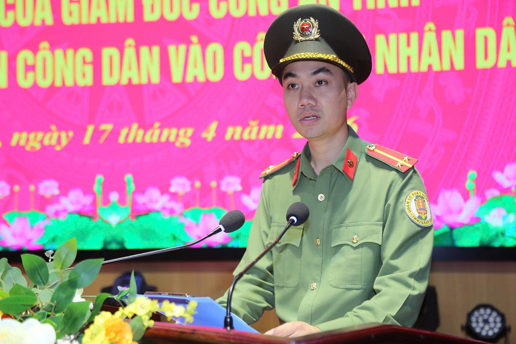 Đại diện 30 nhân viên an ninh hàng không trúng tuyển lên phát biểu nhận nhiệm  vụ