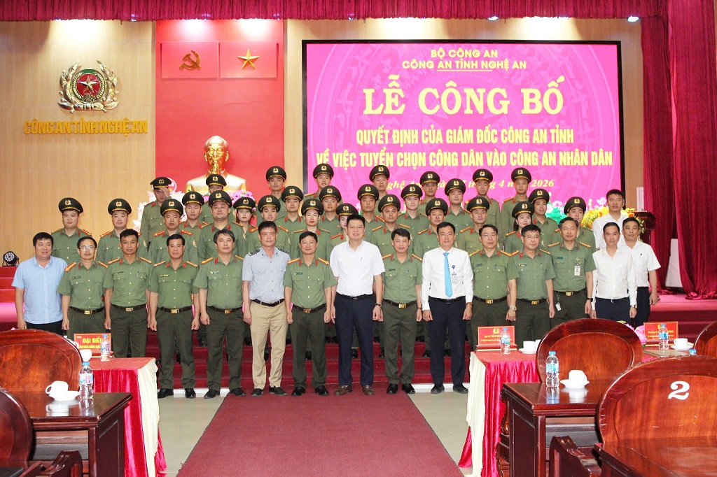 Đại biểu chụp ảnh lưu niệm