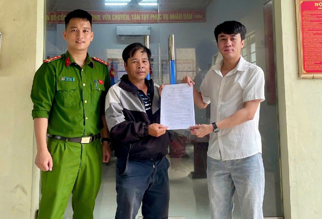 Dưới sự chứng kiến của Công an phường Hoàng Mai, anh Trần Trung Kiên trao trả 100 triệu đồng cho anh Trần Trung Chánh