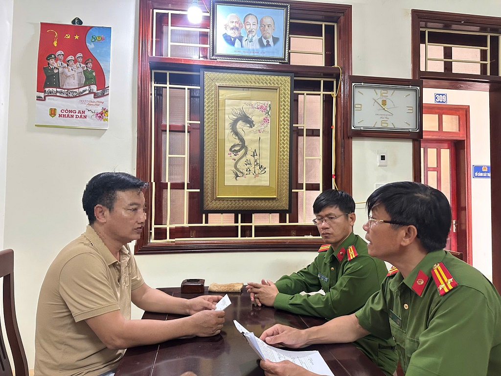 Công an xã làm việc với đối tượng hưởng án treo