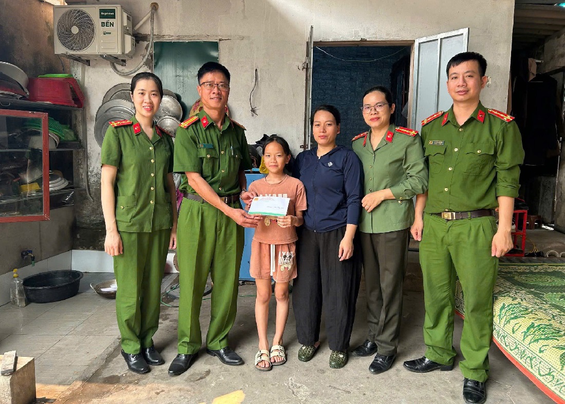 Công an xã tặng quà cháu Phương Nghi