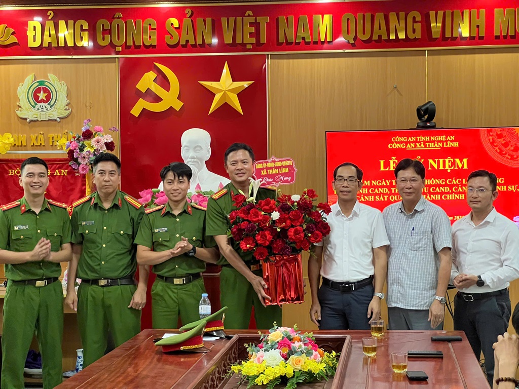 Lãnh đạo xã Thần Lĩnh trao thưởng Công an xã Thần Lĩnh về thành tích trong đấu tranh với tội phạm