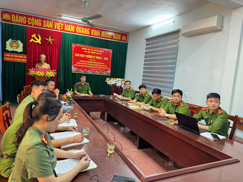 Cán bộ, đảng viên Công an xã Bạch Ngọc theo dõi truyền hình trực tiếp Hội nghị