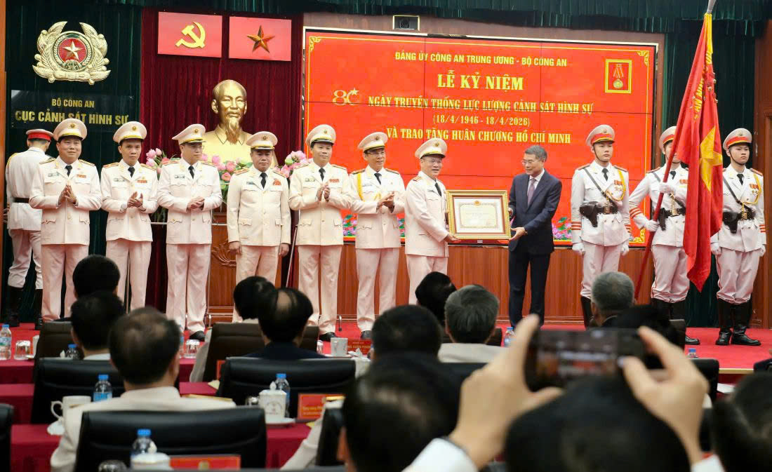 Thay mặt Lãnh đạo Đảng, Nhà nước, đồng chí Lê Minh Hưng, Ủy viên Bộ Chính trị, Thủ tướng Chính phủ trao Huân chương Hồ Chí Minh tặng lực lượng Cảnh sát hình sự (Các đồng chí: Thượng tướng Nguyễn Văn Long, Ủy viên Trung ương Đảng, Thứ trưởng Bộ Công an; Cục trưởng Cục Cảnh sát hình sự và đại diện Lãnh đạo Công an các tỉnh, thành phố: Hà Nội, Nghệ An, Bắc Ninh, Điện Biên thay mặt các thế hệ cán bộ, chiến sĩ lực lượng Cảnh sát hình sự nhận phần thưởng cao quý)