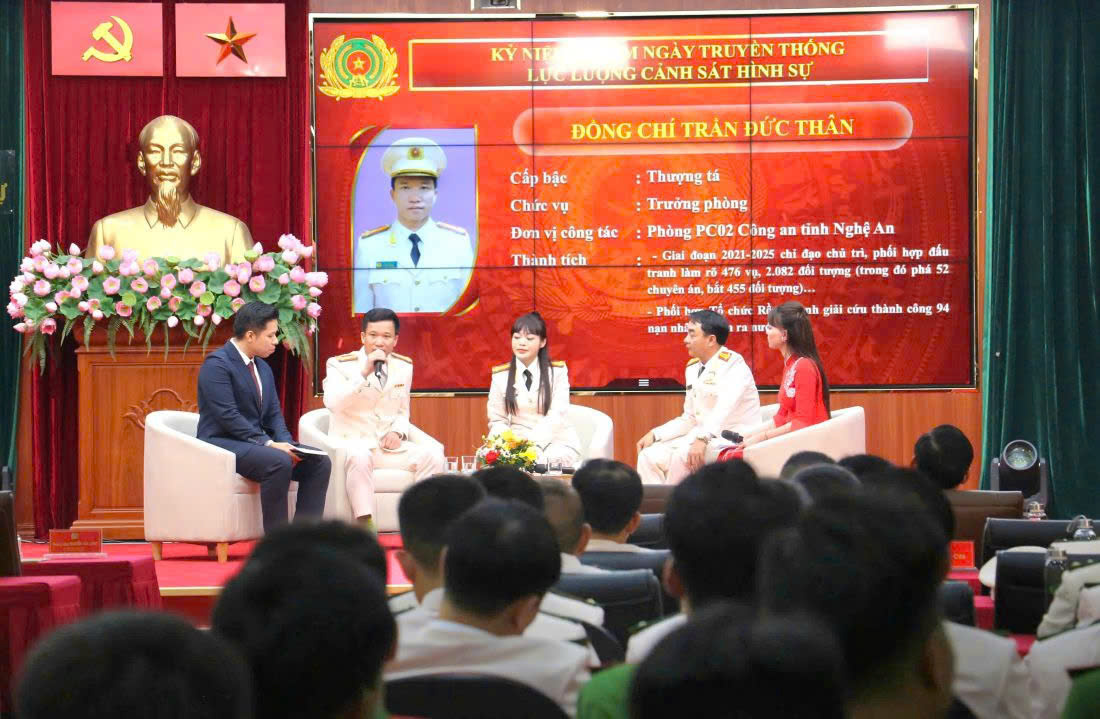 Đồng chí Thượng tá Trần Đức Thân, Trưởng phòng Cảnh sát hình sự (thứ hai từ trái sang) giao lưu tại Lễ tuyên dương điển hình tiêu biểu lực lượng Cảnh sát hình sự “Vì bình yên cuộc sống” do Cục Cảnh sát hình sự - Bộ Công an tổ chức