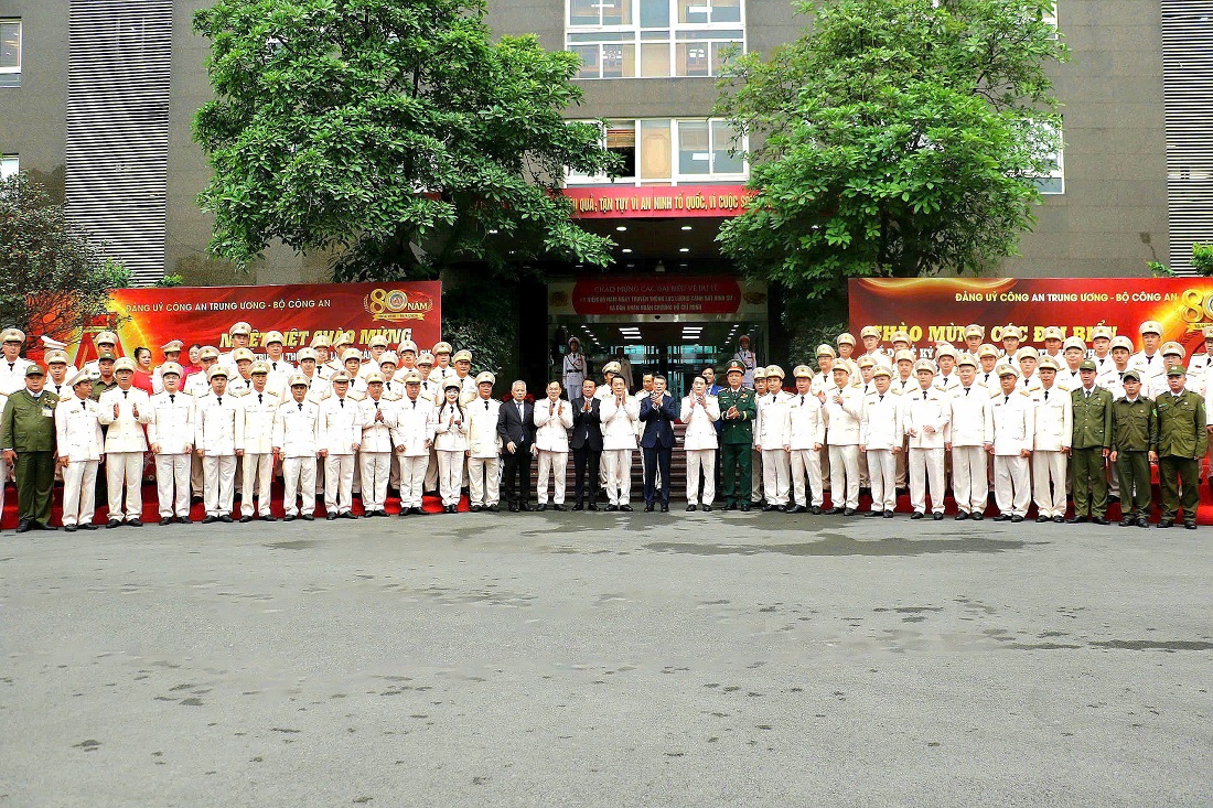 Đại biểu chụp ảnh lưu niệm