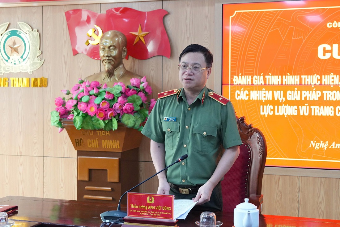 Đồng chí Thiếu tướng Đinh Việt Dũng, Ủy viên Ban Thường vụ Tỉnh ủy, Bí thư Đảng ủy, Giám đốc Công an tỉnh phát biểu chỉ đạo tại cuộc họp