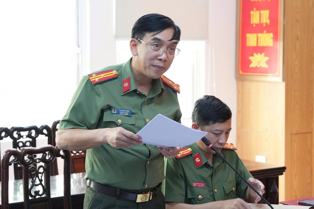 Đại diện lãnh đạo phòng chuyên môn Công an tỉnh phát biểu