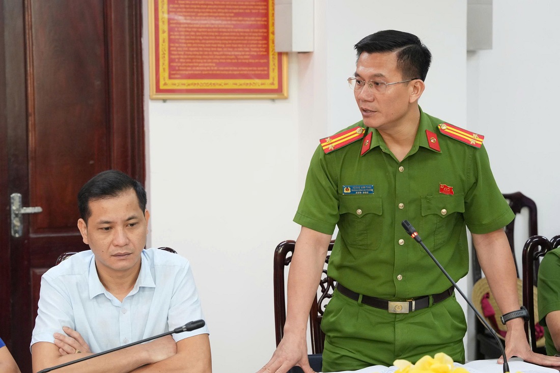 Đại diện Công an phường Vinh Phú phát biểu