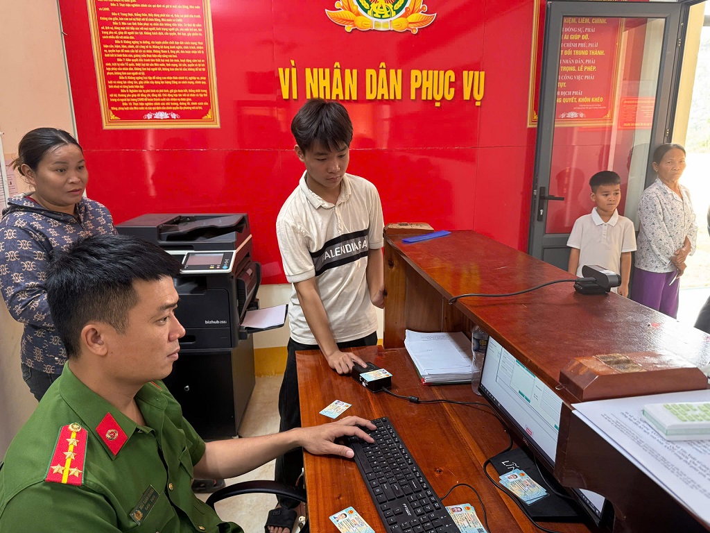 Công an xã Yên Xuân thu nhận hồ sơ cấp căn cước, định danh điện tử cho trẻ em