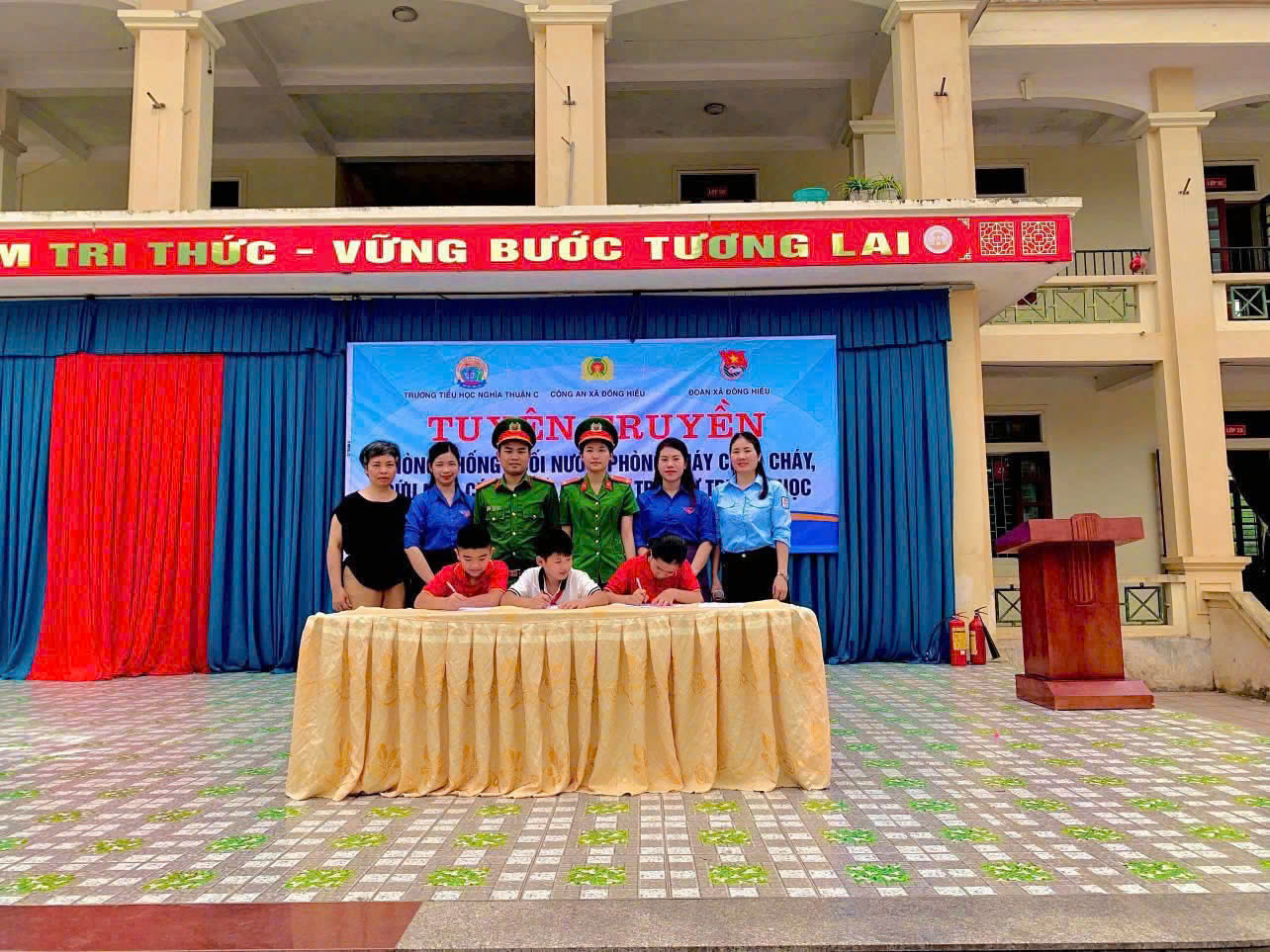 Đại diện học sinh ký cam kết 