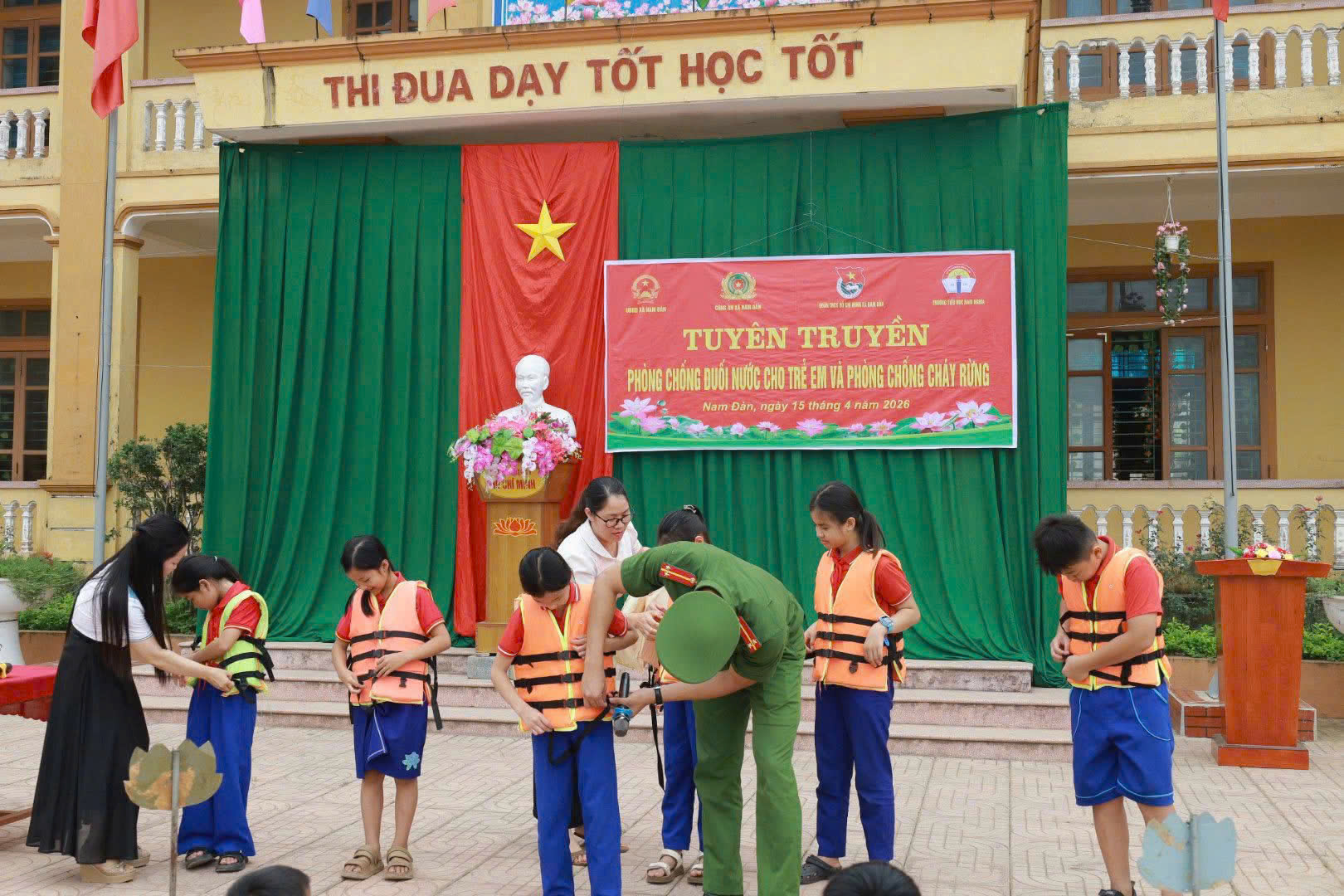 Công an xã Nam Đàn tuyên truyền phòng chống đuối nước và cháy rừng cho học sinh