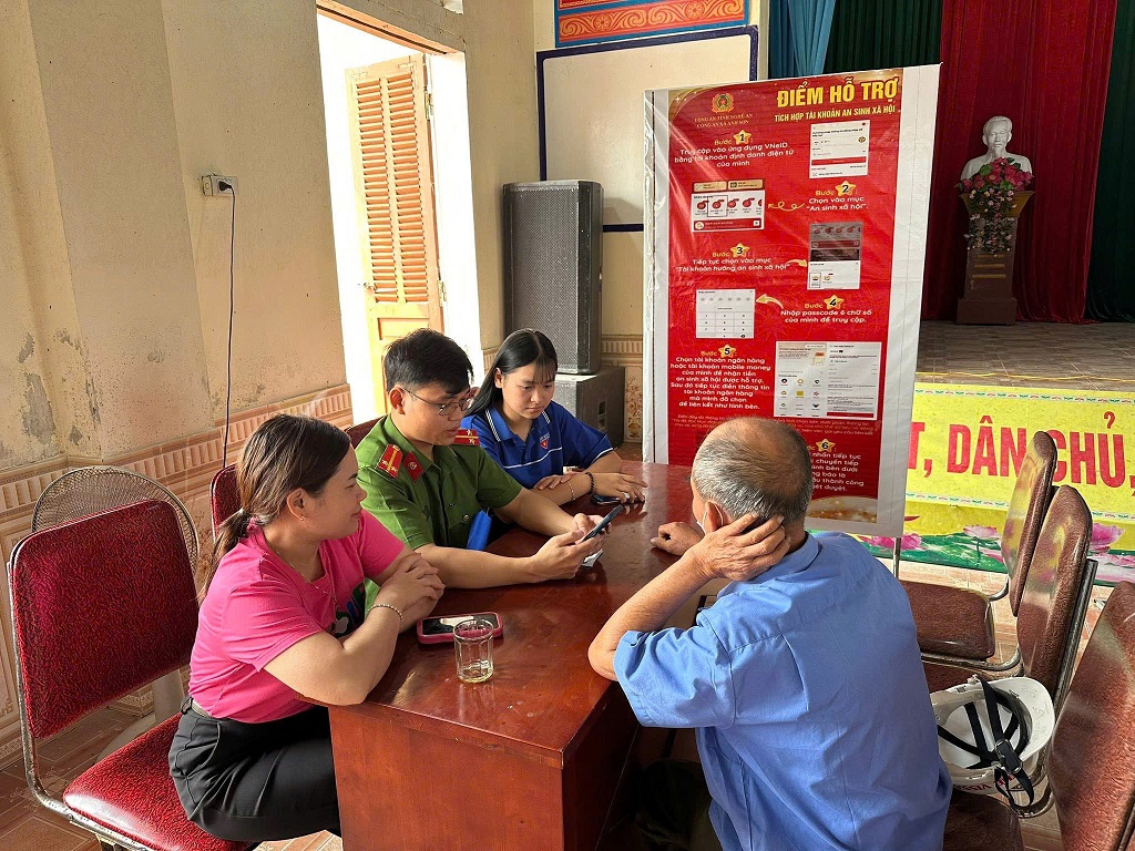 Công an xã Anh Sơn hỗ trợ người dân vùng biên giới