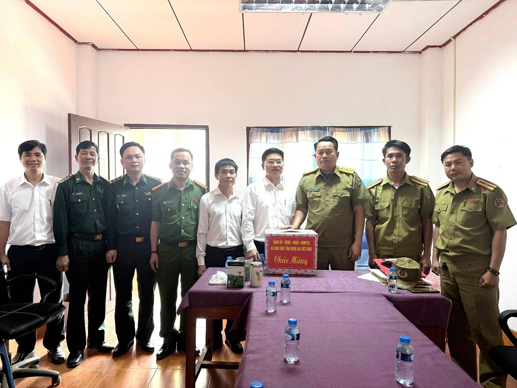 Đoàn công tác đến thăm, chúc Tết đảng bộ, chính quyền, lực lượng Công an và Nhân dân huyện bạn