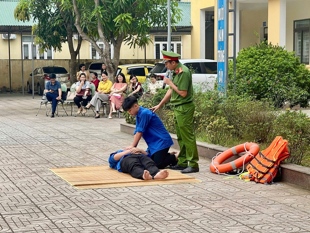 Công an phường Vinh Lộc tuyên truyền với hình thức trực quan, giúp học sinh dễ hiểu, dễ nhớ