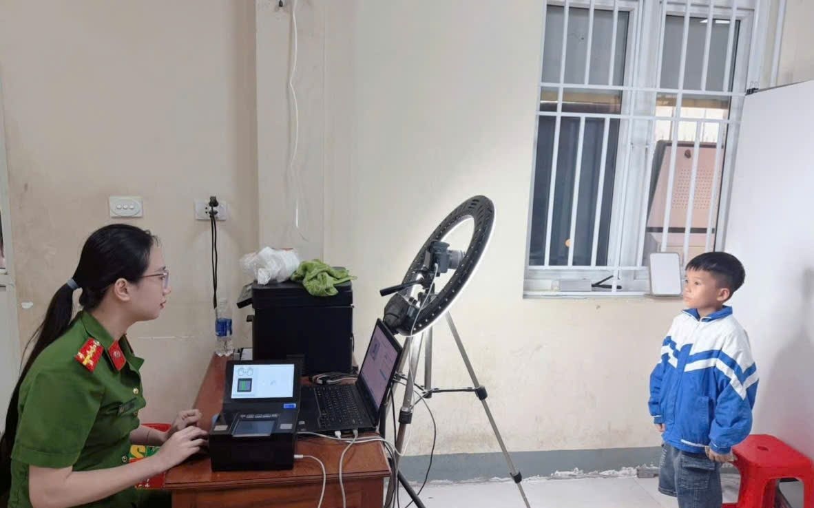 Cán bộ tại Bộ phận một cửa Công an tỉnh hướng dẫn người dân lấy số thứ tự. Ảnh: PV