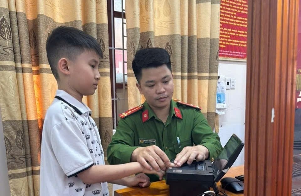 Cán Bộ Công an phường Thành Vinh tiến hành lăn tay để làm căn cước. Ảnh: PV