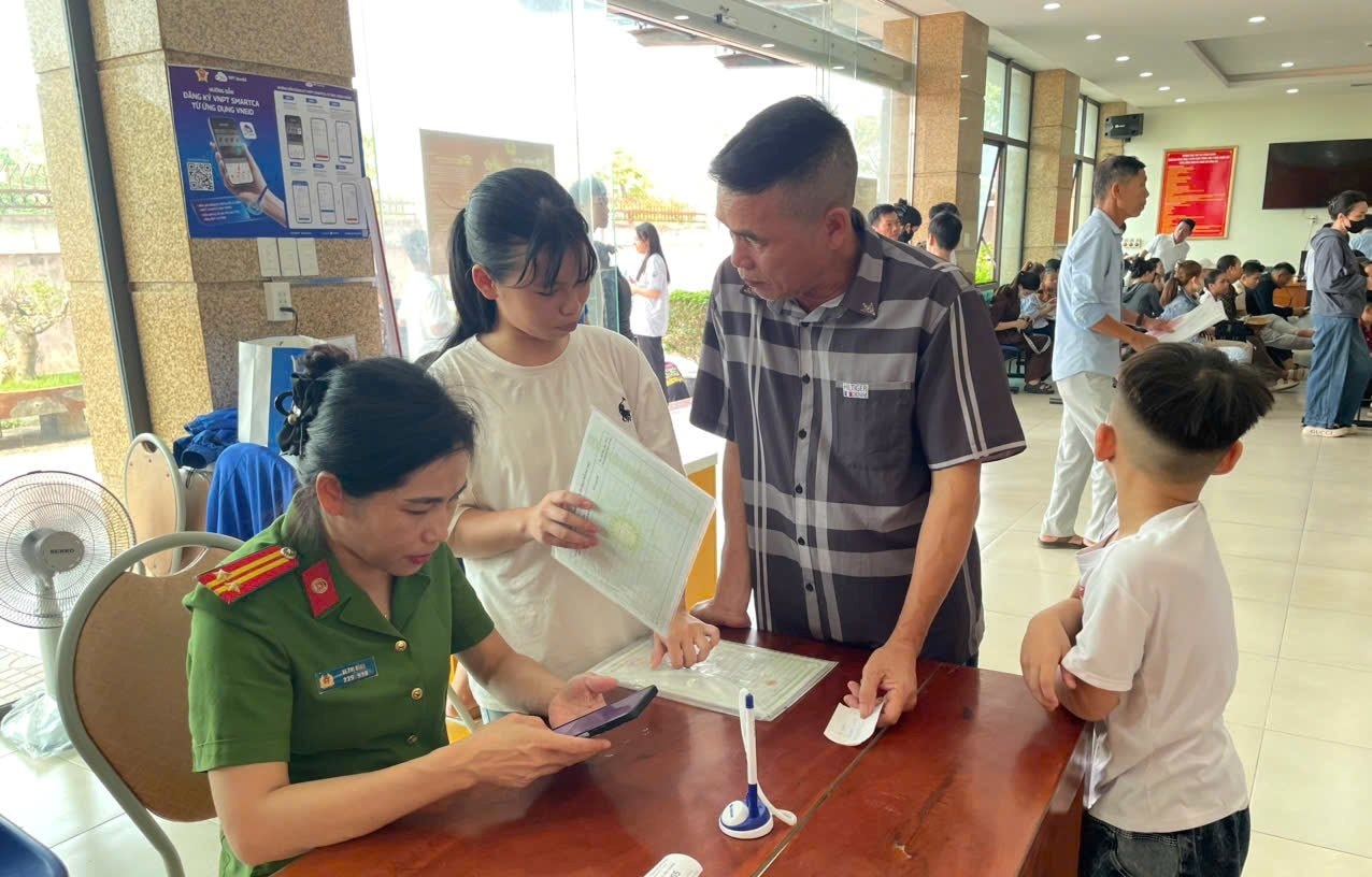 Cán Bộ Công an phường Thành Vinh tiến hành lăn tay để làm căn cước. Ảnh: PV