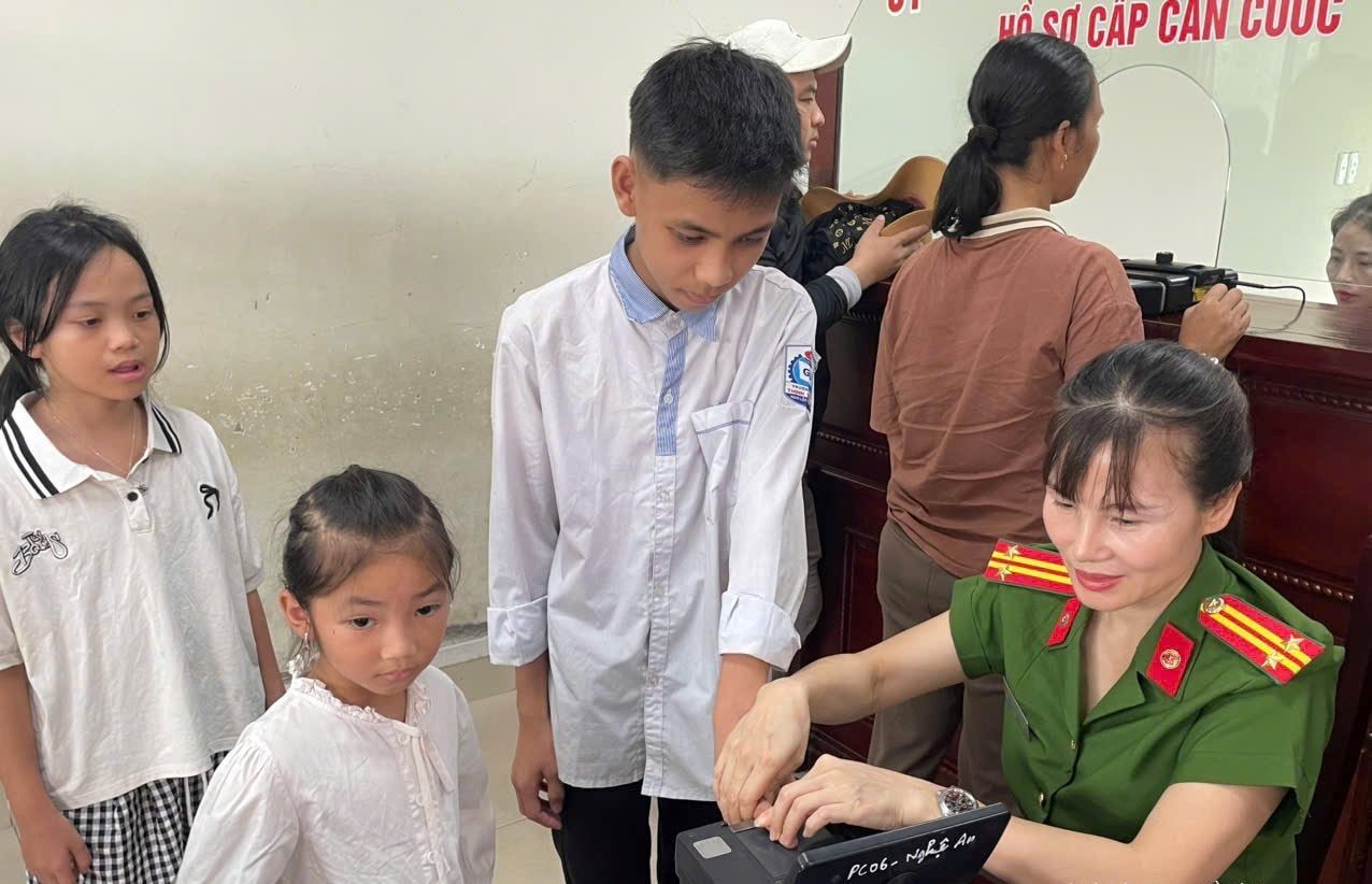 Cán Bộ Công an phường Thành Vinh tiến hành lăn tay để làm căn cước. Ảnh: PV