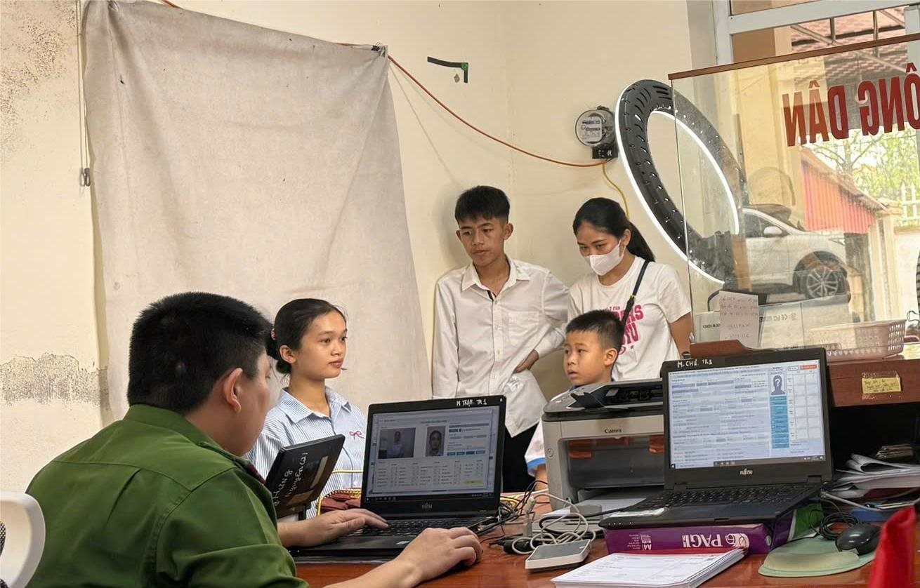 Cán Bộ Công an phường Thành Vinh tiến hành lăn tay để làm căn cước. Ảnh: PV