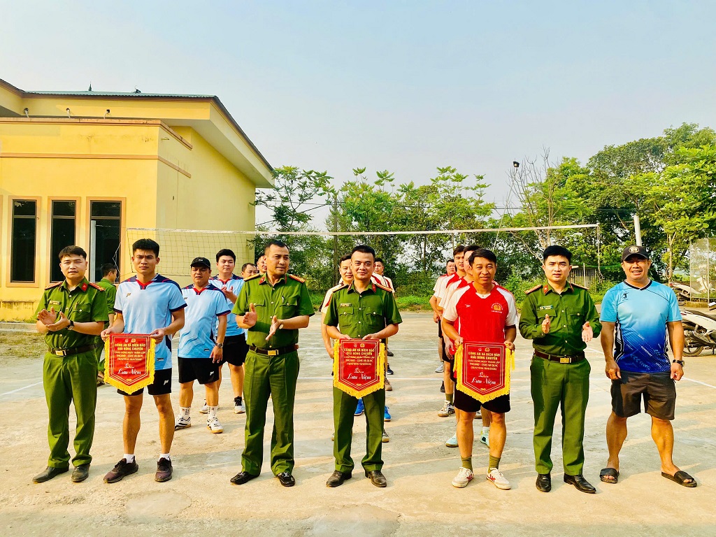 Ban tổ chức trao cờ lưu niệm cho các đội bóng   