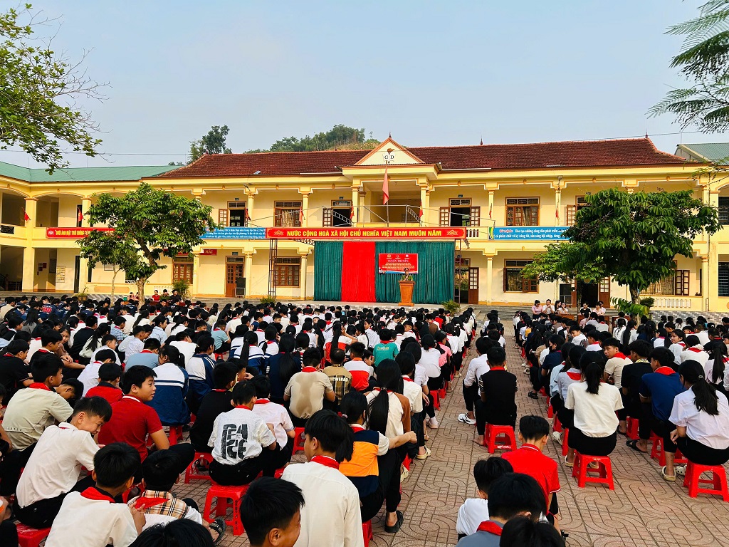 Công an xã Nghĩa Đồng tuyên truyền pháp luật và kỹ năng phòng, chống đuối nước cho học sinh