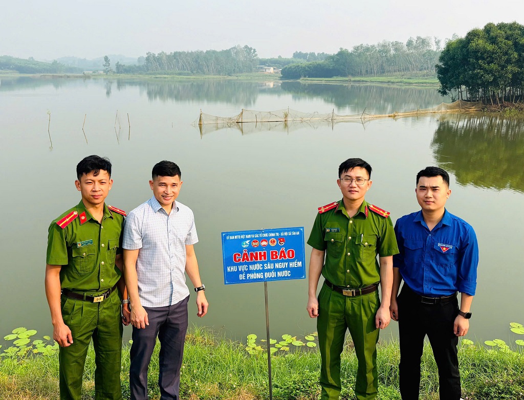 Cắm biển cảnh báo phòng chống đuối nước