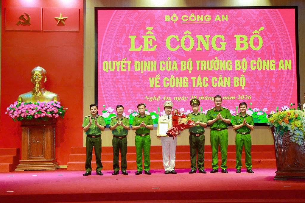 Ban Thường vụ Đảng ủy, Lãnh đạo Công an tỉnh Nghệ An chụp ảnh lưu niệm với đồng chí Đại tá Nguyễn Huy Khích 