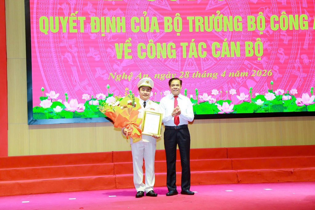 Đồng chí Võ Trọng Hải, Phó Bí thư Tỉnh ủy, Chủ tịch UBND tỉnh tặng hoa chúc mừng đồng chí Đại tá Nguyễn Huy Khích 